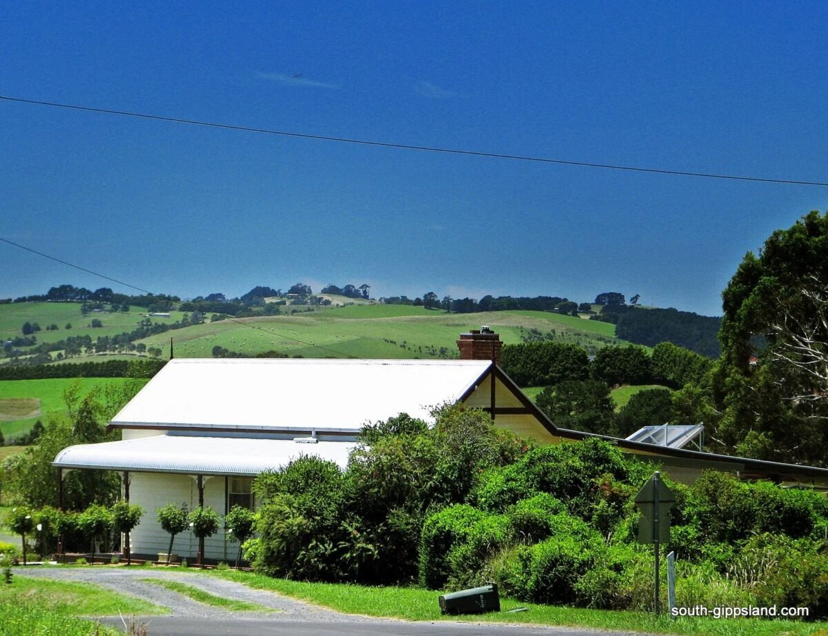 A farmhouse among rolling green hills near Bena
